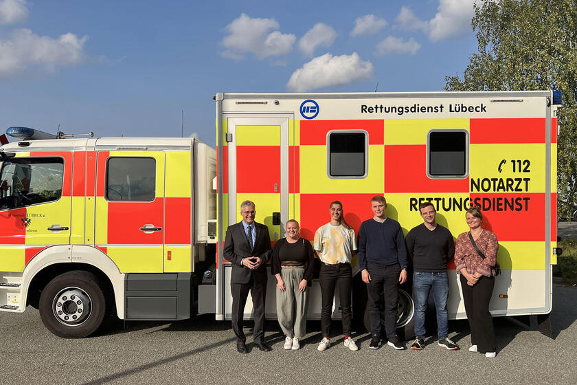 Fünf frischgebackene Notfallsanitäterinnen und -sanitäter haben die Prüfung zum Ende ihre Ausbildung erfolgreich abgelegt und werden in den Rettungsdienst bei der Johanniter-Unfall-Hilfe übernommen.