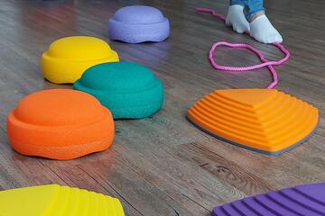 bunte Balancier-Elemente im Bewegungsraum der Praxis