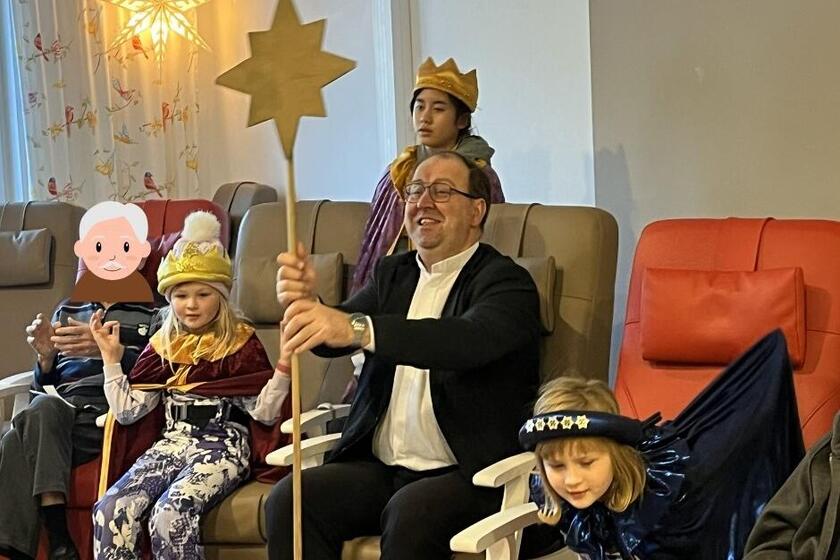 Pfarrer Szafera umringt von den Sternsingern 2026 zu Besuch in der Tagespflege Buseck