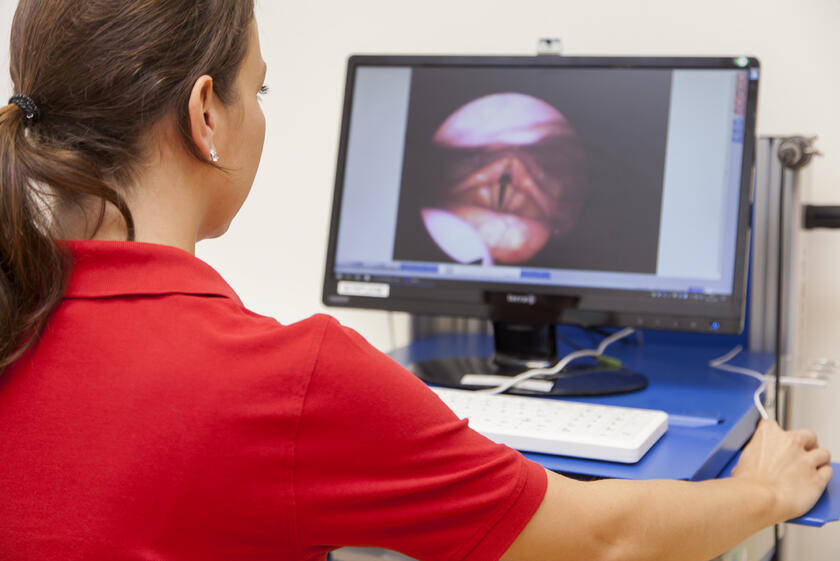 Therapeutin beim Logopädietraining am Computer