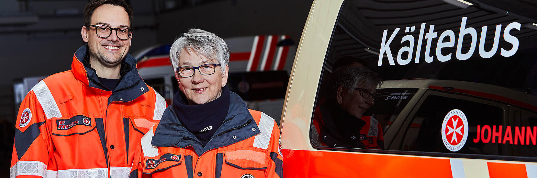 Von Anfang November bis zum Ende der Winterkälte bieten rund 70 ehrenamtliche Helferinnen und Helfer der Johanniter-Unfall-Hilfe in Bremen, Hannover und Oldenburg obdachlosen Mitmenschen mit dem Kältebus wenigstens einen kleinen Lichtblick.