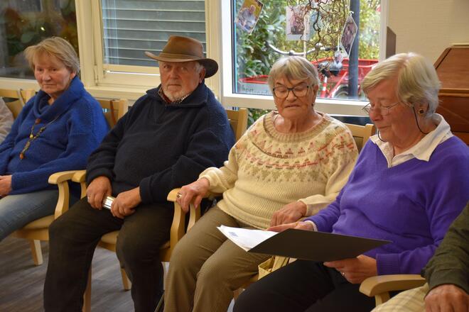 Gäste der Johanniter-Tagespflege in Salzhausen lauschen der Vorleserin