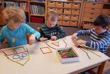 Die Vorschulkinder beschäftigen sich mit Formen