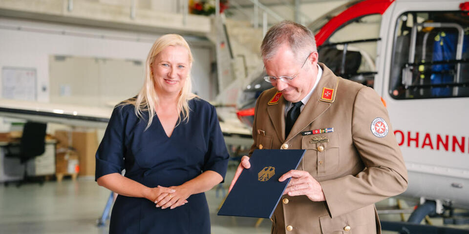 Staatsministerin Stolz und Professor Little bei der Ordensübergabe.