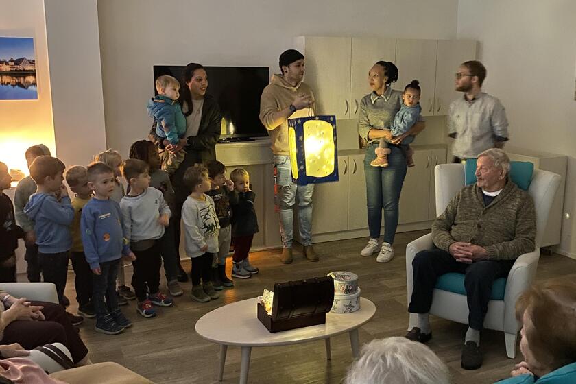 Generationen feiern zusammen