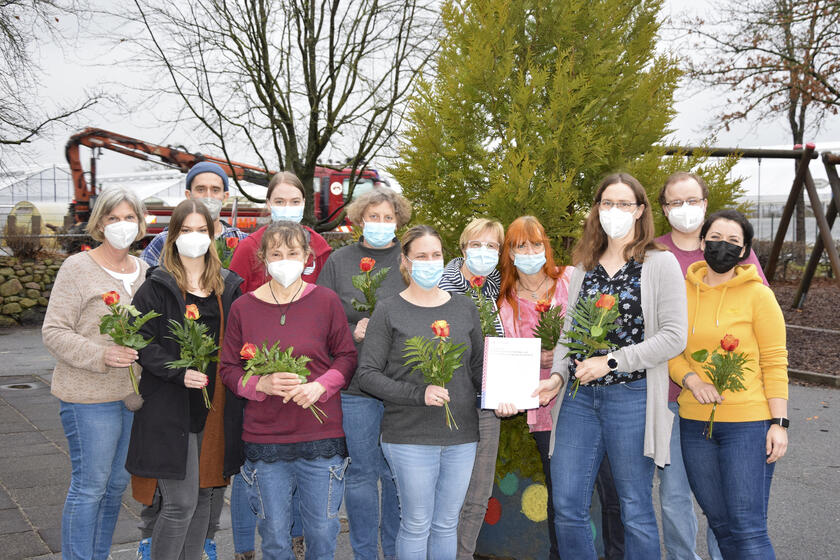 Das pädagogische Team der Johanniter-Kita Fuchsbau und der Schulkindbetreuung Villa Kunterbunt in Bokholt-Hanredder unterzeichnete Anfang Februar die gemeinsam erarbeitete Verfassung über die Partizipationsrechte der Kinder. 