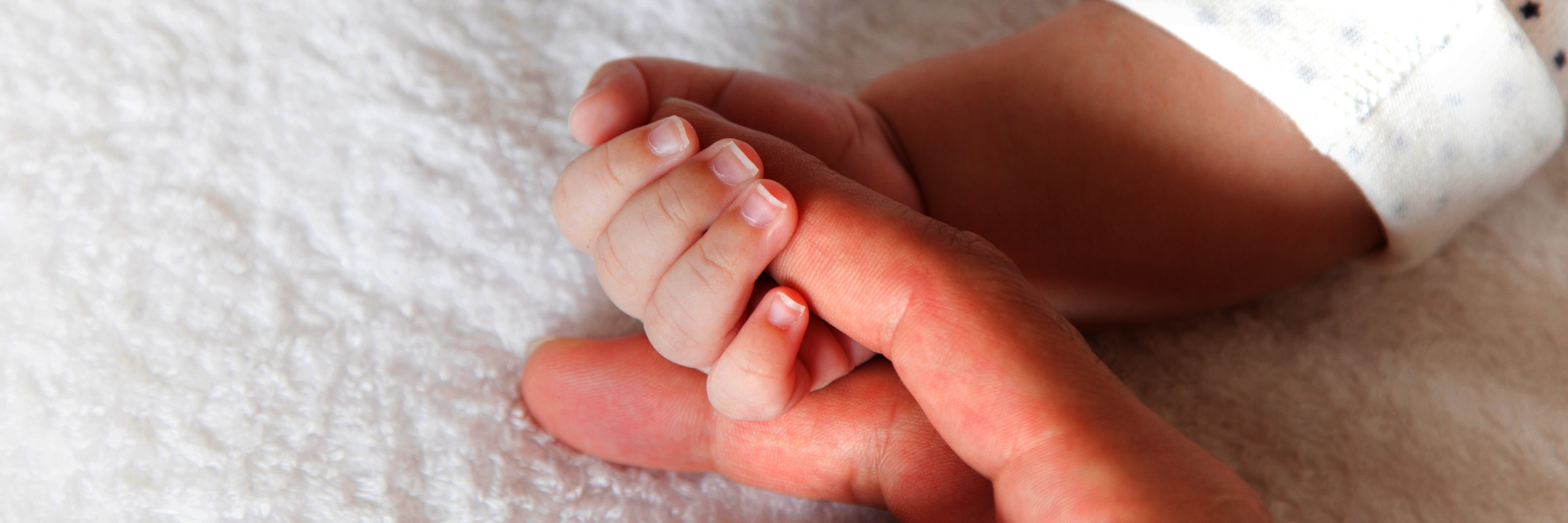 Mutter mit Neugeborenem im Wochenbettzimmer Bonn