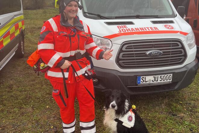 Diandra und Hund Loui vor dem Einsatzfahrzeug