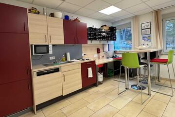 Aufenthaltsraum der Johanniter-Rettungswache mit Sicht auf die Küche 