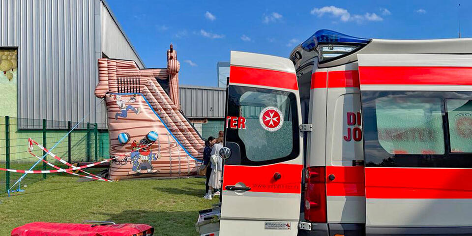 Ein RTW neben einer Hüpfburg