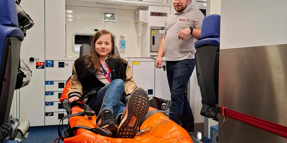 Ein Mädchen auf einer Trage in einem RTW