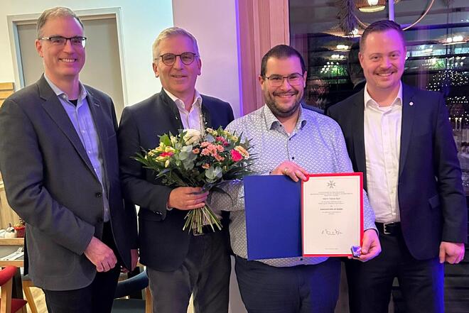 Regionalvorstandsmitglied Tobias Karl mit dem Ehrenzeichen des Johanniter-Ordens.