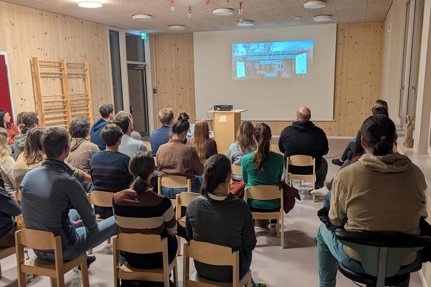 Eltern sitzen und hören beim Vortrag zu