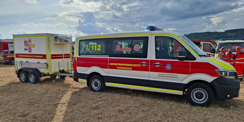 Fahrzeug inklusive Anhänger des Johanniter-Katastrophenschutzzuges aus dem Saale-Orla-Kreis