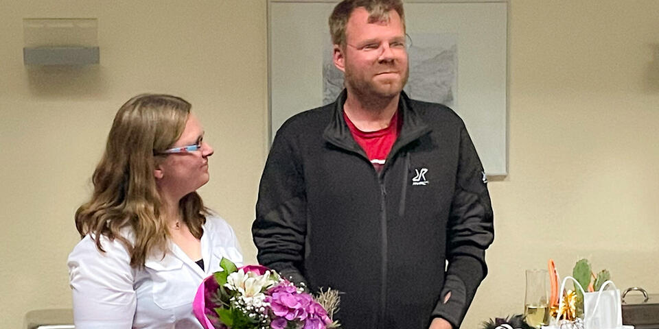Ein Mann und eine Frau mit einem Blumenstrauß