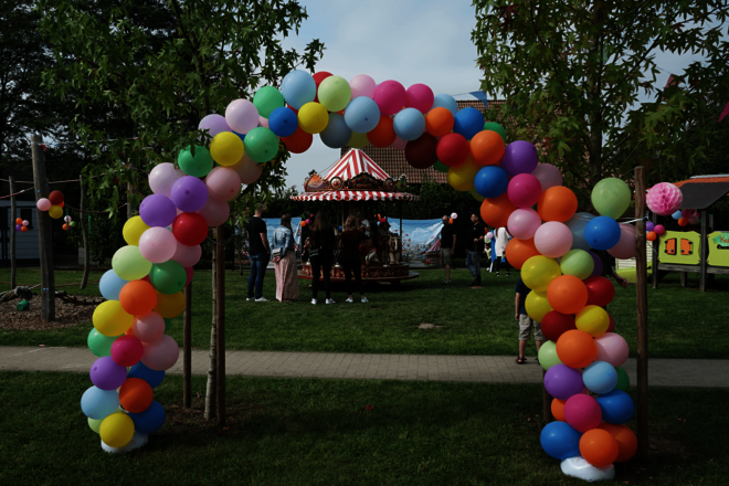 Ein Regenbogen aus bunten Luftballons 