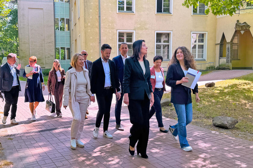 Gemeinsamer Krankenhaus-Rundgang nach den Gesprächen.