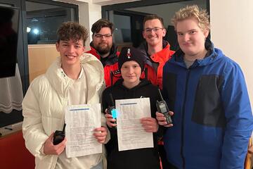 Teilnehmer der Gruppenstunde  – „How to Funken“ – Theorie & Praxis halten stolz ihre Urkunde in den Händen.