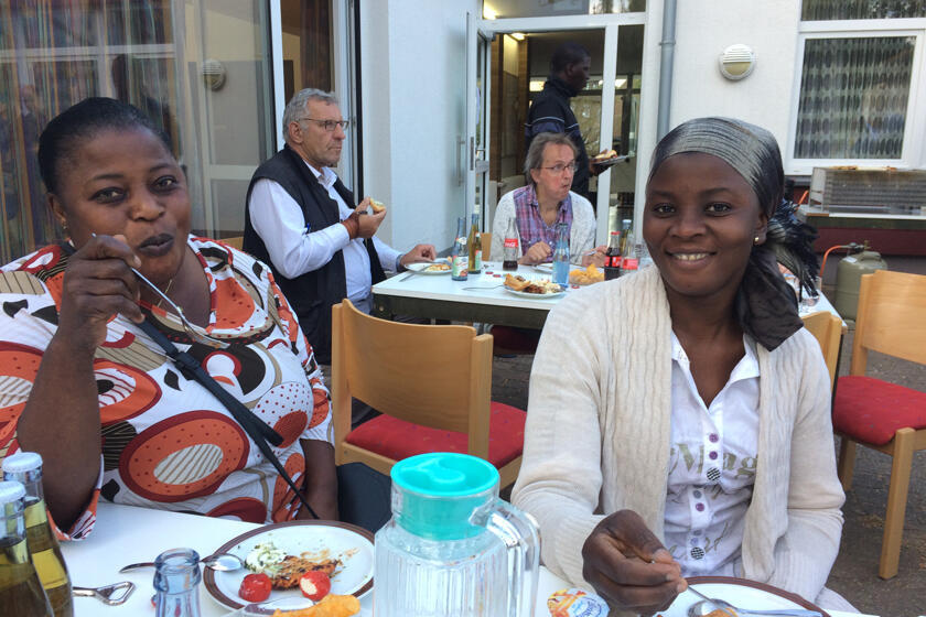 Gäste essen gemeinsam. 