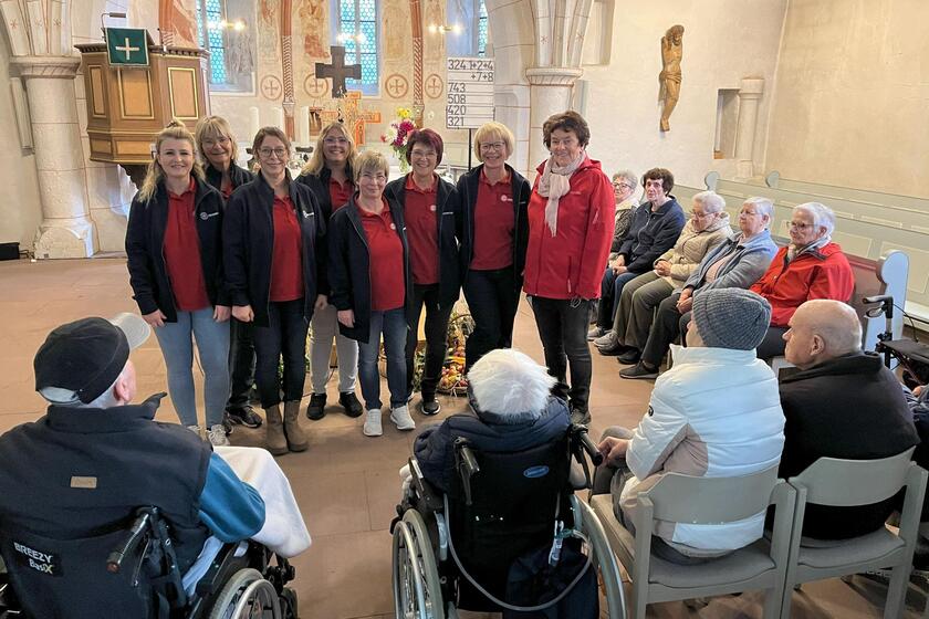 Gruppenfoto Team Tagespflege Buseck bei Erntedank-Gottesdienst in der evangelischen Kirche Buseck