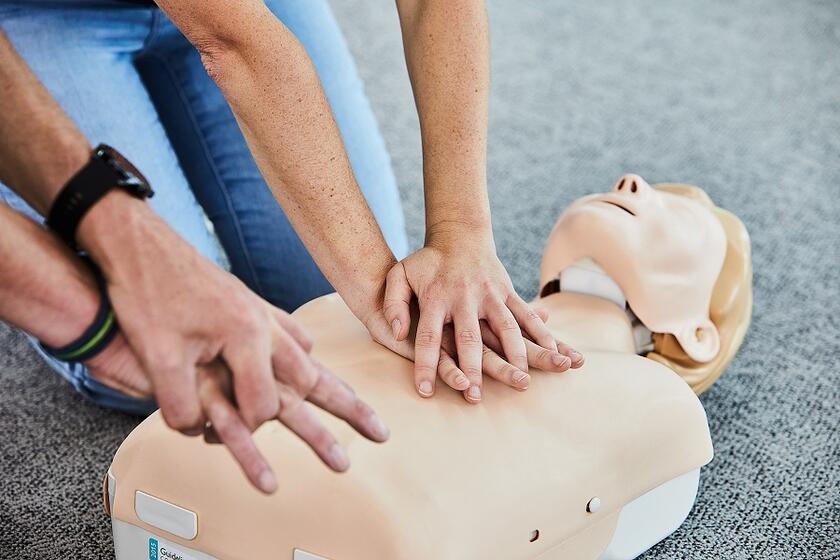 Ein Teilnehmer des Erste Hilfe Kurses bekommt die Herz-Druck-Massage gezeigt