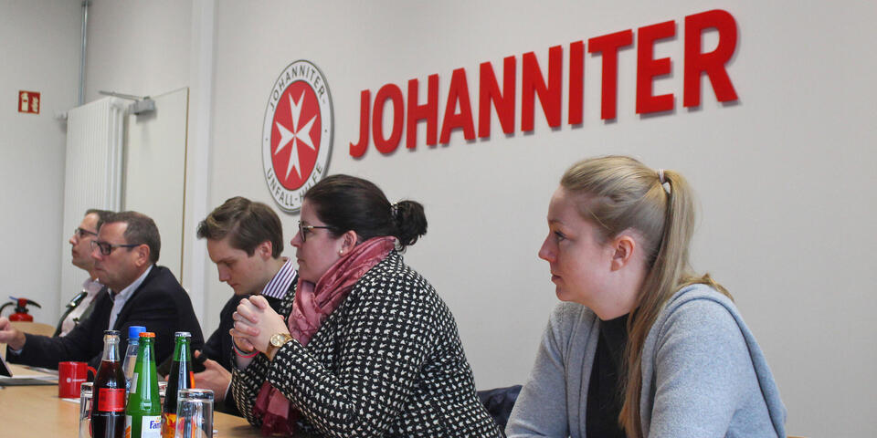 Johanniter und Gäste diskutieren