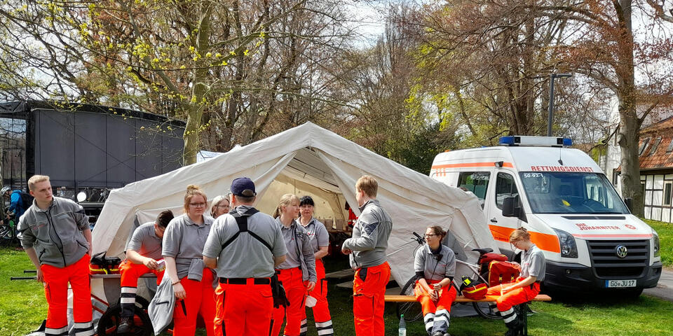 Johanniter bauen ein Zelt auf