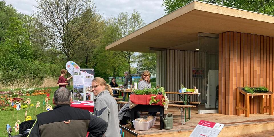 Menschen vor einem Pavillon