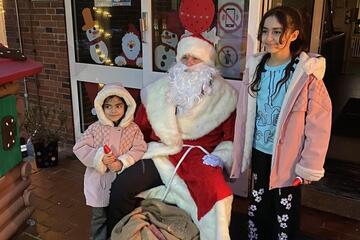 Der Nikolaus mit Kindern