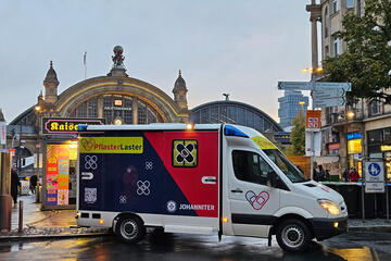 Der Johanniter-Pflasterlaster vor dem Frankfurter Hauptbahnhof