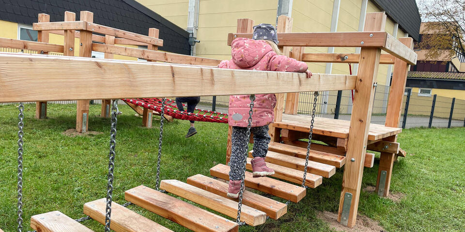 Ein Kind auf einer Hängetreppe