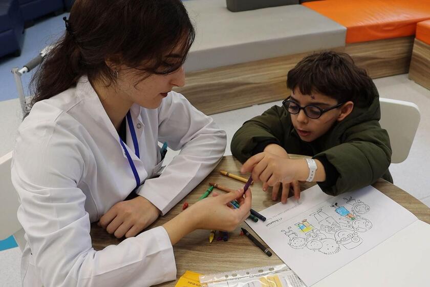 Kinderärztin mit kleinem Jungen.