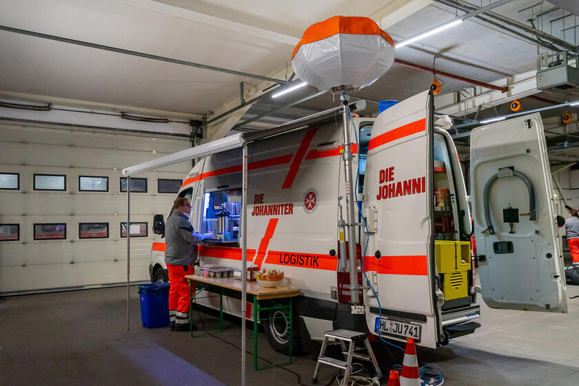 Gerätewagen der Logistikgruppe Lübeck mit Ausgabefenster und Ablage.