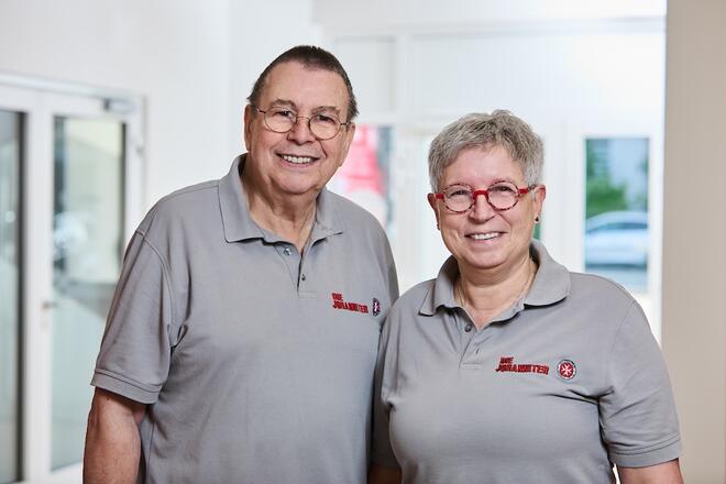 Gerd und Ilja Rauhut stehen zusammen und lächeln in die Kamera