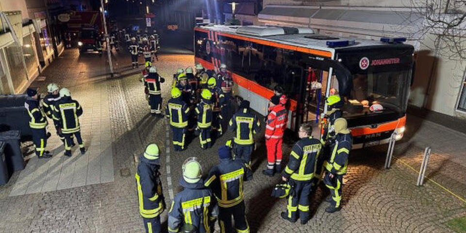 Einsatzkräfte vor einem Johanniter-Bus