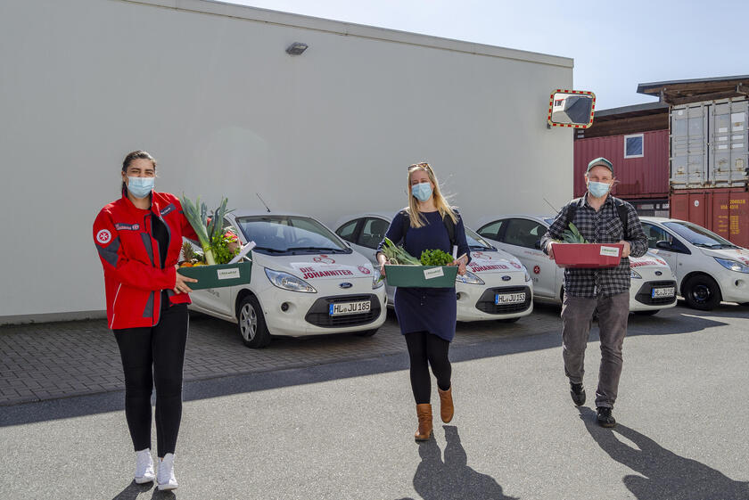 Mit vollgepackten Gemüsekörben wollen Sandra David, Julika Hellberg und Kenny Siggelkow von der Ambulanten Kinder- und Jugendhilfe Lust auf gesunde Ernährung machen.