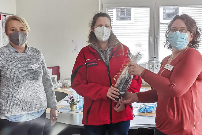 Sandra Heinrich und Karina Ristau (l. u. r.) gratulieren Sandra Fey (Mitte) zu ihrem 25-jährigen Dienstjubiläum.