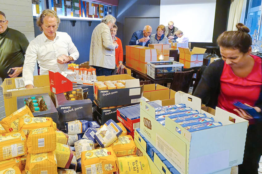 Die vielen Pakete für bedürftige Menschen wollen auch gepackt werden: Die Rotarier aus Norderstedt trafen sich zur gemeinsamen Packaktion für den Johanniter-Weihnachtstrucker.