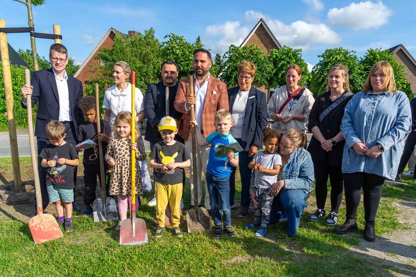 Johanniter-Haus Pusteblume ist Pate für Friedenseiche Zu den geladenen Gästen der feierlichen Einweihung der Friedenseiche gehörten u.a. (v.l.n.r.): Daniel Kölbl (Bundestagsabgeordneter Kreis Pinneberg), Janne Friederike Meyer (Schirmherrin), Harun Öznarin (Präsident Einwandererbund e.V.), Baris Karabacak (Projektleiter Friedenseiche), Elke Schreiber (Kreistagsabgeordnete), Nicole Piecha (Leiterin Johanniter-Haus Pusteblume), Stephanie Glawe, Neele Doreen Wittern und Joreen Koch (pädagogische Mitarbeiterinnen). Davor stehen sechs Kinder der Kita.
