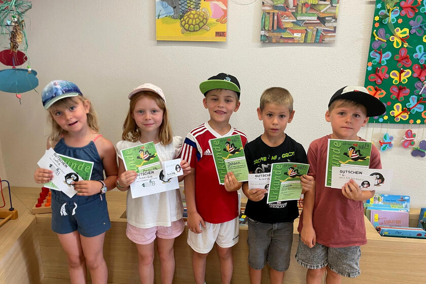 Die Vorschulkinder der Johanniter-Kinderinsel Reckendorf präsentieren stolz ihren Bibliotheksführerschein. 