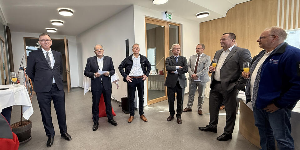 Einweihung der neuen Landesgeschäftsstelle mit Vorständen und Ehrengästen aus der Johanniter-Unfall-Hilfe, dem Johanniter-Orden, Kirche und Gemeinde. Begrüßung durch Johanniter Bundesvorstandsmitglied Oliver Meermann.