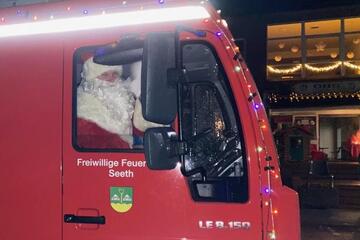 Der Nikolaus im Feuerwehrfahrzeug