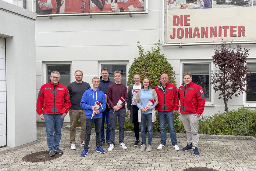 Schultüten zum Start: Fünf neue Auszubildende starten die anspruchsvolle Ausbildung an den Rettungswachen der Johanniter in Lübeck und Ostholstein in Zusammenarbeit mit der Notfallsanitäterschule der Berufsfeuerwehr Lübeck. 