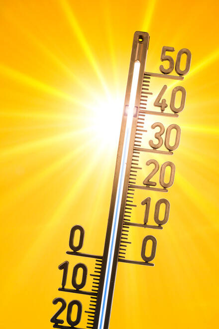 Ein Thermometer vor der sengenden Sonne zeigt über 40 Grad Celsius an.