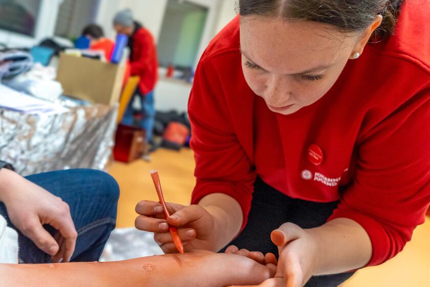 Mit viel Aufwand schminkten die Ehrenamtlichen der Johanniter Verletzungen für die Abschlussprüfung im Schulsanitätsdienst. Hier auf dem Bild entsteht eine Verbrennung.