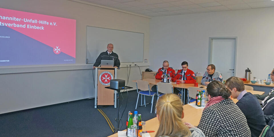 Marc Küchemann hält einen Vortrag