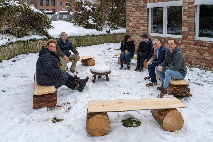 Die Johanniter-Familie setzt sich füreinander ein: Claudia Bettinger (Johanniter-Quartier), Andreas Mylius (Johanniter-Hilfsgemeinschaften), Sandra David, Niko, Hans-Martin Grusnick und Filip Krubeck (Johanniter-Unfall-Hilfe e.V.) haben mit wenigen Mitteln den Alltag der Kinder und Jugendlichen im Wohnhaus verbessert (v.l.).