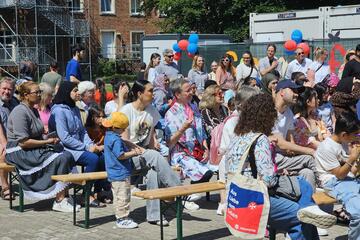 Das Publikum sitzt vor der Bühne.