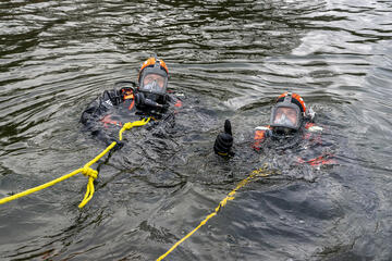 Die Tauchergruppe Eutin bei einer Übung im Großen Eutiner See