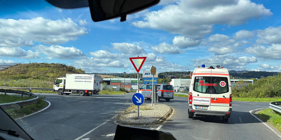 Johanniter-Einsatzfahrzeuge auf einem Kreisel